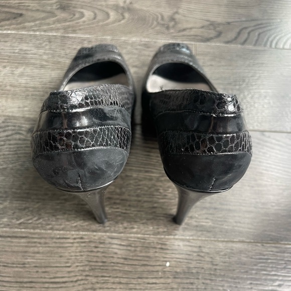 NINE WEST, SNAKE SKIN, PEEP TOE BLACK HEELS - Picture 3 of 7